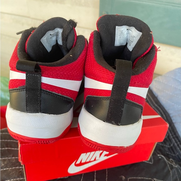 Nike team hustle d8 black university red shoes - Picture 5 of 7